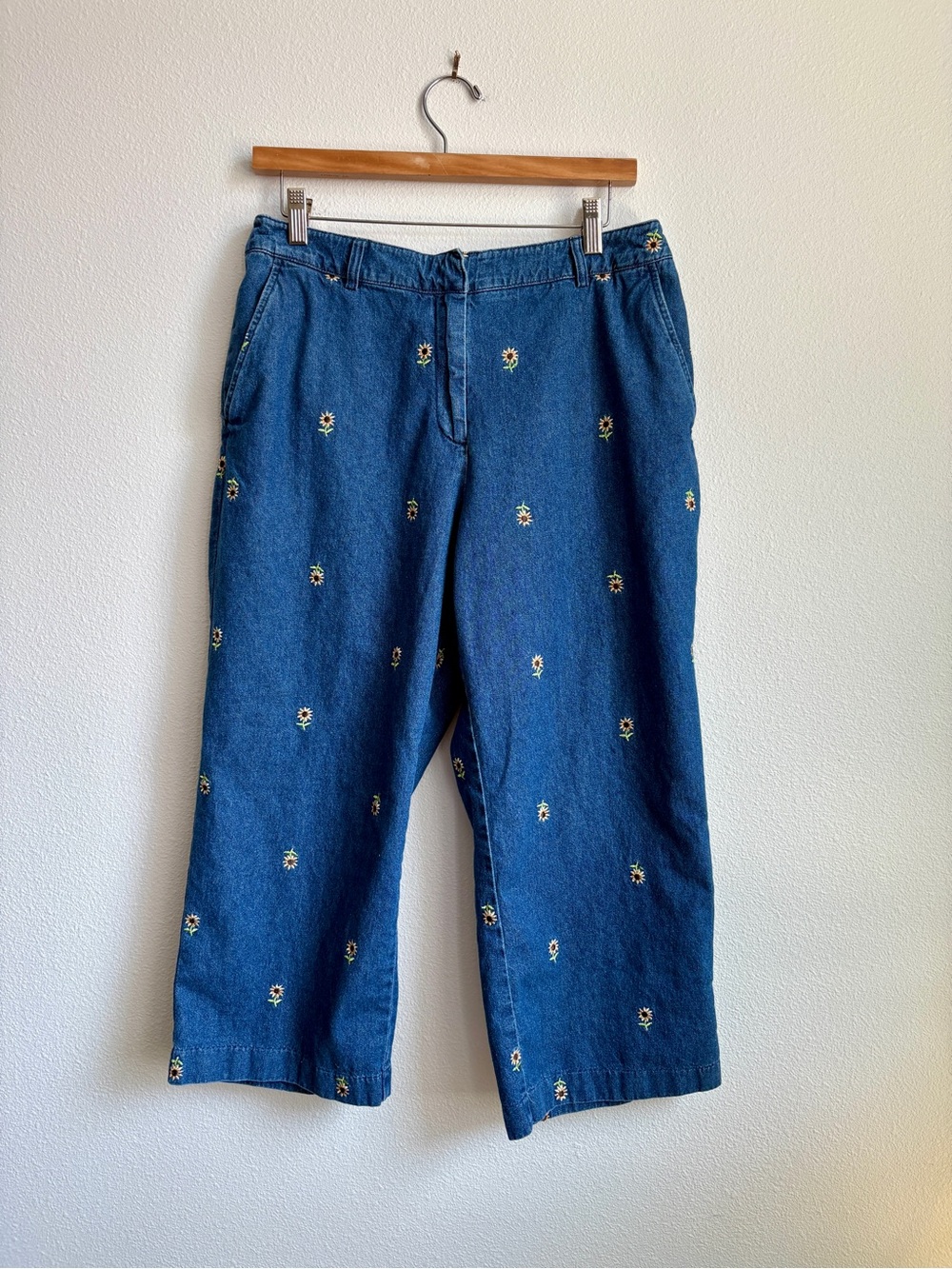 Briggs New York Sunflower Embroidered Denim Capri Pants Blue Medium Wash Size 12